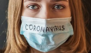close-up-portrait-of-a-girl-in-an-icy-mask-on-her-face-with-suspected-coronavirus-new_t20_LlyJ0o gestion de crise coronavirus