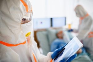 Looking after infected patients in hospital, coronavirus concept. Retour d'expérience gestion de crise Covid Coronavirus